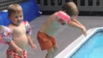 قفزة غير متوقعة لطفل حاول تقليد والدته في حمام السباحة (فيديو وصور)