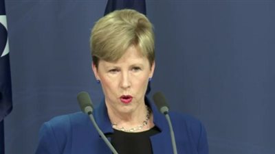 بالفيديو.. معارضة أسترالية تحذر من تسليح المعارضة السورية