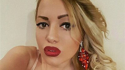 هجوم لاذع على موديل بسبب صورتها مع والدها الميت (صور)