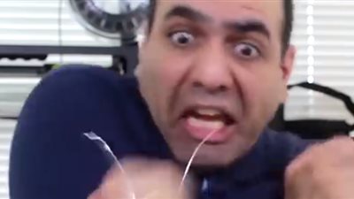 رجل يصعق بالكهرباء عدة مرات بسبب تجاربه الفاشلة (فيديو)