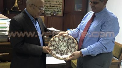 بالصور.. «أمين» يكرم مدير شئون المناطق بقطاع الآثار الإسلامية
