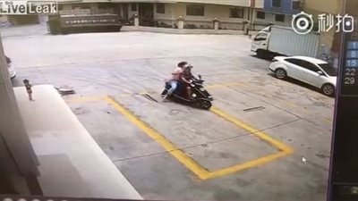 امرأة تفشل في خطف طفل بوضح النهار (فيديو)