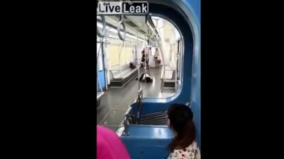 فتاة «مصاصة دماء» تثير فزع ركاب المترو (فيديو)