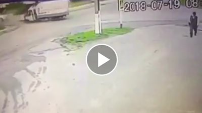 مصرع سائق وإصابة زوجته في حادث تصادم مروع (فيديو)