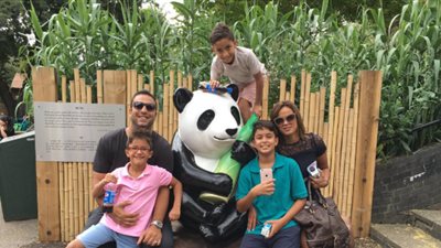 ميدو يقضي إجازة الصيف مع أسرته في لندن