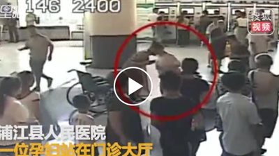 لقطات صادمة لامرأة تنجب طفلها أمام الناس (فيديو)