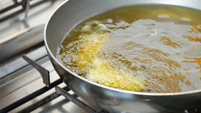 «زيت القلي» سلاح ذو حدين.. يسبب السرطان ويعالج أزمة الطاقة