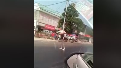 شاب يتعرض لموقف محرج أثناء عبوره الطريق (فيديو)