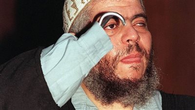 بريطانيا تلقي القبض على ثلاثة من أبناء الداعية المتطرف أبو حمزة المصري بتهم النصب