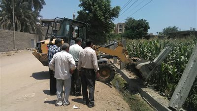 بالصور.. إزالة 6 حالات تعد على الأراضي الزراعية بالقناطر الخيرية