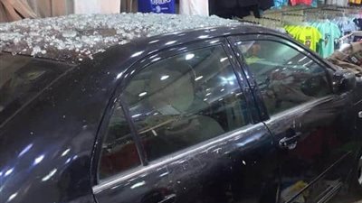 امرأة تتعرض لحادث مروع وتقتحم محل ملابس بسيارتها (فيديو)