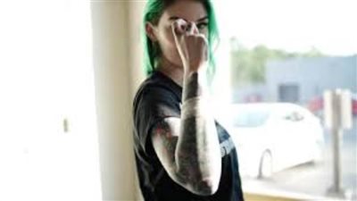 شاب يزرع شريحة ذكية في يده لفتح وإغلاق سيارة تسلا | فيديو