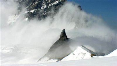 انهيار جليدي يقتل سيدة وطفلتها في جبال الألب الإيطالية