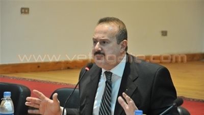 خالد زين يطالب 