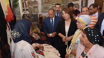محافظ الإسكندرية ووزيرة التضامن يفتتحان معرض «ديارنا» (صور)