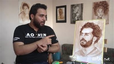 صلاح بالشيكولاتة واللبان.. آخر إبداعات الرسام أحمد رجب (فيديو)