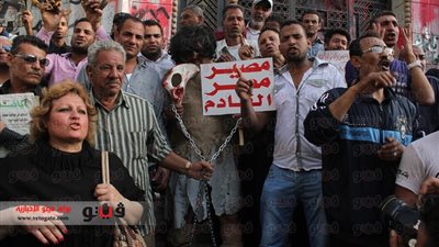 مئات المتظاهرين يواصلون احتجاجهم أمام مكتب النائب العام