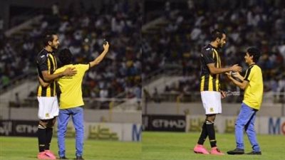 مشجع يقتحم موقعة اتحاد جدة الودية لالتقاط صور مع «كهربا»