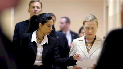 موقع أمريكي: مساعدة «كلينتون» الإخوانية مسئولة عن فضائح مؤسستها