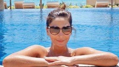 إليسا تشعل «فيس بوك» بصورة لها في حمام السباحة