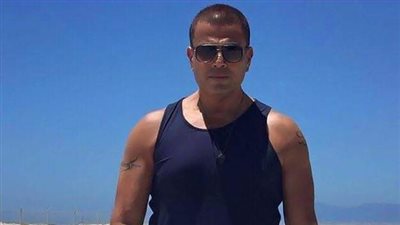 نجل عمرو دياب يلتقط صورة لوالده بـ«الشورت» في أوروبا