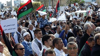 متظاهرون في العاصمة الليبية يطالبون بإسقاط السراج والإخوان