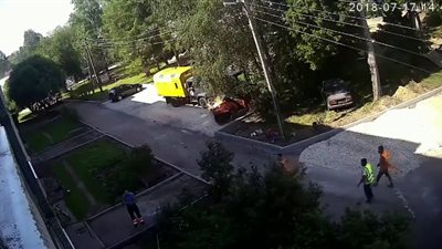 عاملان ينقذان طفلا سقط من نافذة (فيديو)