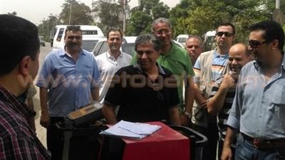 وزير البيئة يخضع سيارته للفحص الفنى لقياس نسبة العوادم