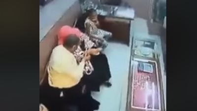 امرأة تستغل طفلتين لسرقة محل بأسوان (فيديو)