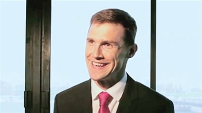 السفير البريطانى ساخرًا: «روح أغسطس عايشة معانا»