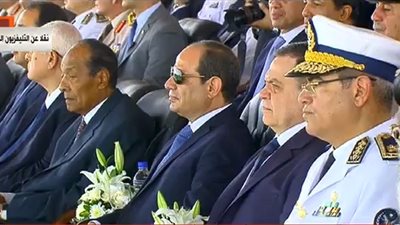 السيسي يتسلم هدية تذكارية من رئيس أكاديمية الشرطة