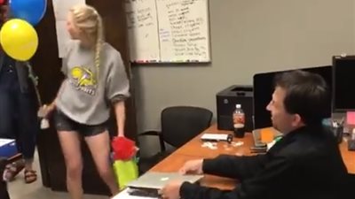 هدية موظفين لمديرهم تغير حياته (فيديو)