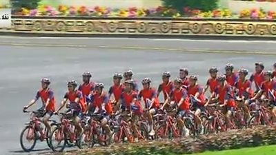 طلاب أكاديمية الشرطة يبدأون عروض تخرجهم بالدراجات (فيديو)