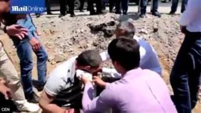 بالفيديو والصور.. لحظة طيران رجل من سيارته بعد انقلابها