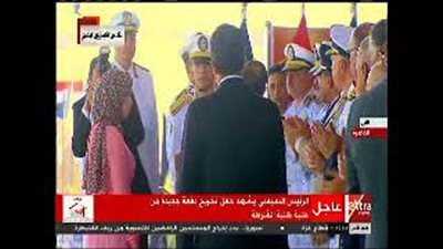 السيسي يصافح أبناء الشهداء من رجال الشرطة (فيديو)