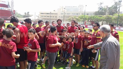 بالصور.. أكاديمية خاصة تحضر مران الأهلي وتهدي «زيزو» درعها