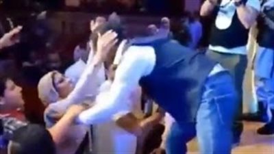 بالفيديو.. فتاة تحرج محمد رمضان وتقبله من فمه