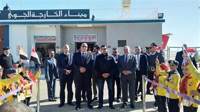 الوادى الجديد تستقبل وزير الشباب والرياضة بمطار الخارجة بالأعلام | صور