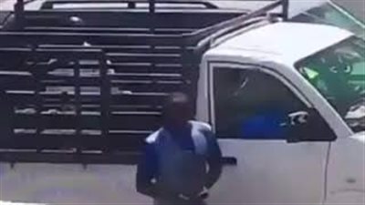 لحظة سرقة لصين سيارة في وضح النهار بجدة (فيديو)