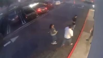 لحظة اعتداء شاب على آخر بالضربة القاضية (فيديو)