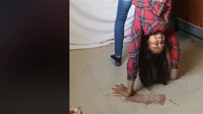 نهاية مروعة لفتاتين حاولتا المزاح مع بعضهما (فيديو)