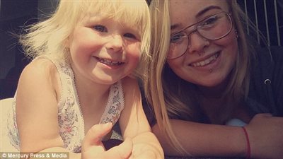 أم سنها ١٦ عاما تصطحب طفلتها لحفل تخرجها (صور)