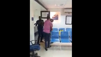 لحظة اعتداء رجل شرطة على امرأة تحمل رضيعا بطريقة وحشية (فيديو)