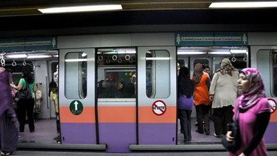 مشاجرة بين مسجل وصديقته مع ربة منزل لاستقلاله عربة السيدات بالمترو