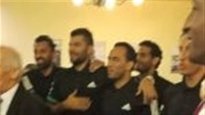 لاعبو المقاصة والجهاز الفنى يحتفلون بعيد ميلاد منير عقيلة