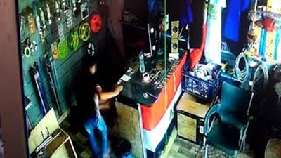 لحظة سرقة طفل محلا في وضح النهار (فيديو)
