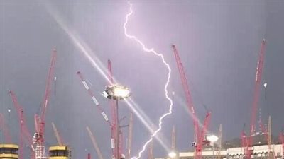 بالصور.. صاعقة وراء سقوط رافعة الحرم المكي