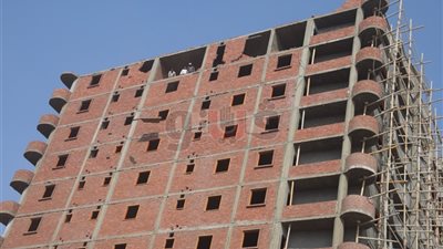 إزالة مخالفات عقار بكورنيش النيل بمصر القديمة