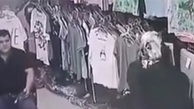 بائع يتعرض لموقف محرج أمام الزبائن (فيديو)