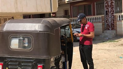 حملة لضبط النباشين وفريزة القمامة في مصيف جمصة (صور)